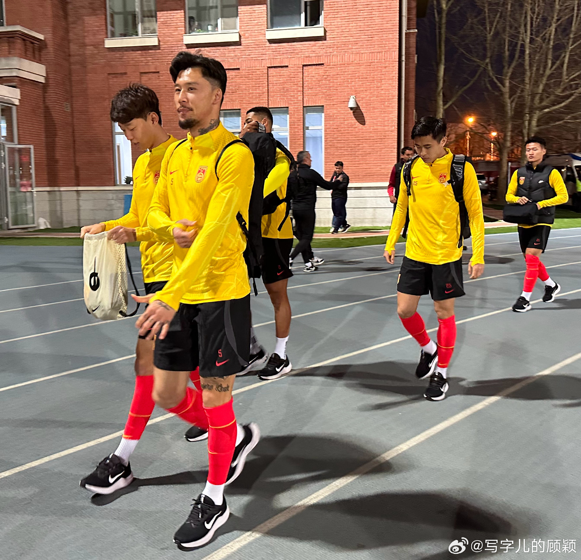 今日国足公开训练，张琳芃微笑着走进训练场